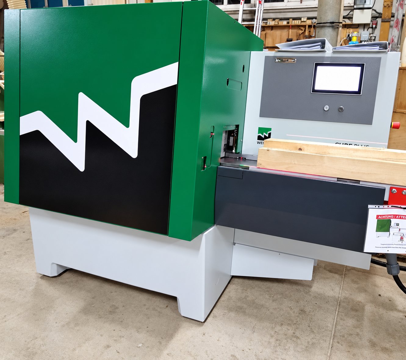 Machine verte de menuiserie avec poutres en bois dans l'atelier.